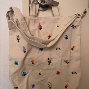 BAGGU Canvas Floral Embroidered Tote Bag with zipper closure
